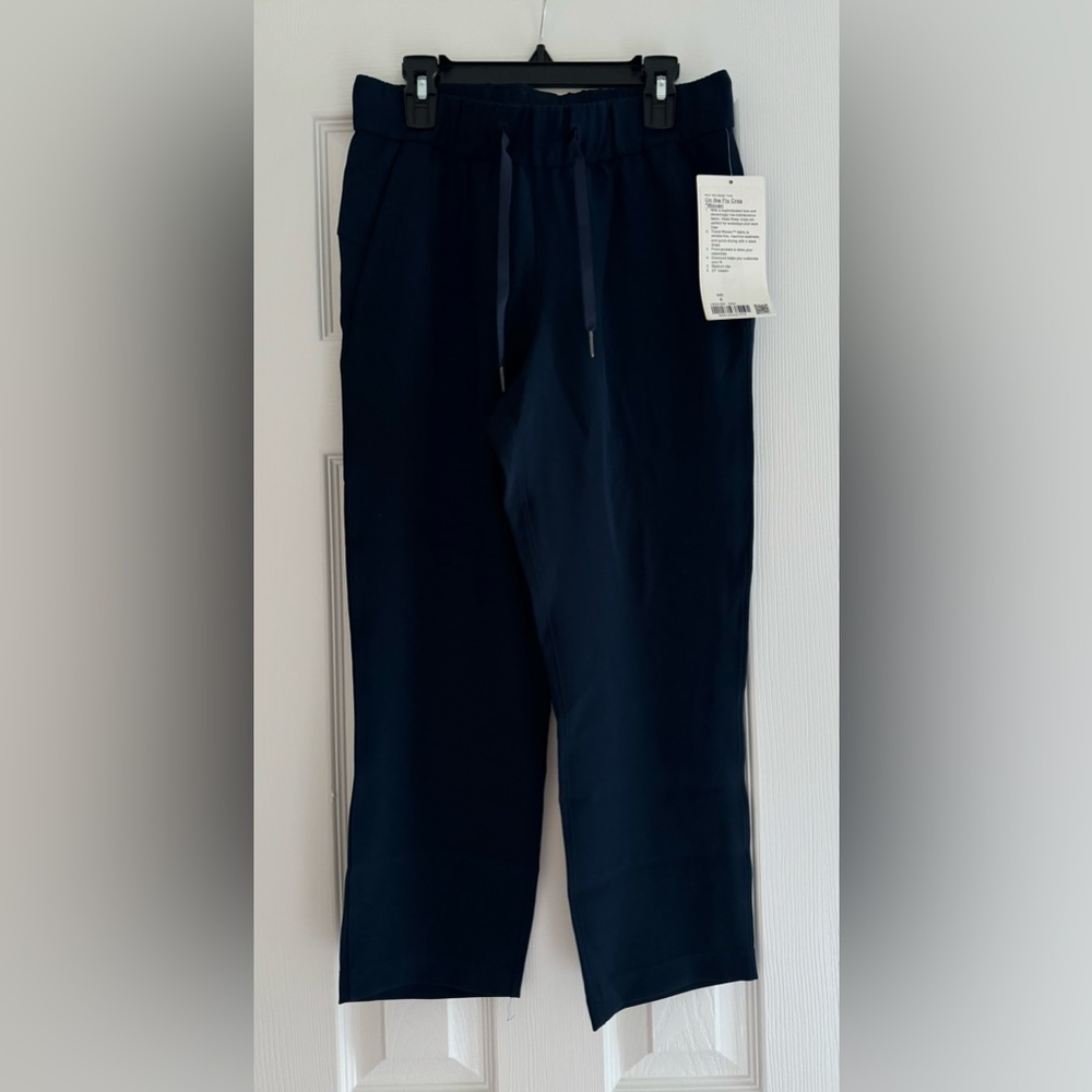 NWT Lululemon On the Fly crop - navy